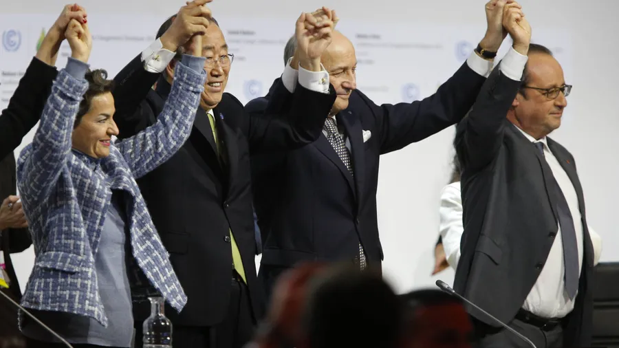 Jubel nach der Annahme des Entwurfes: UN-Klimachefin Christiana Figueres, UN-Generalsekretär Ban Ki-Moon, der französische Außenminister Laurent Fabius und der französische Präsident Francois Hollande (von links)