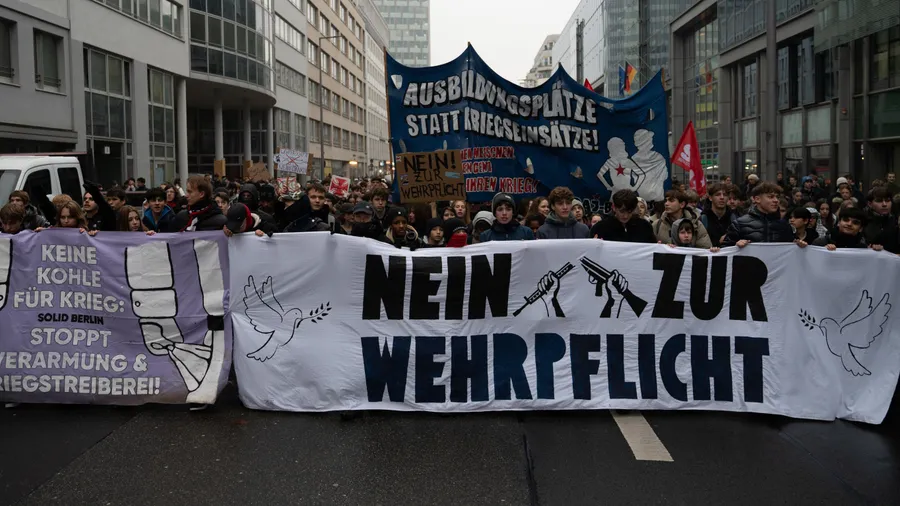 Schüler protestieren im Dezember 2025 gegen die Wehrdienstpläne der schwarz-roten Koalition in Berlin.