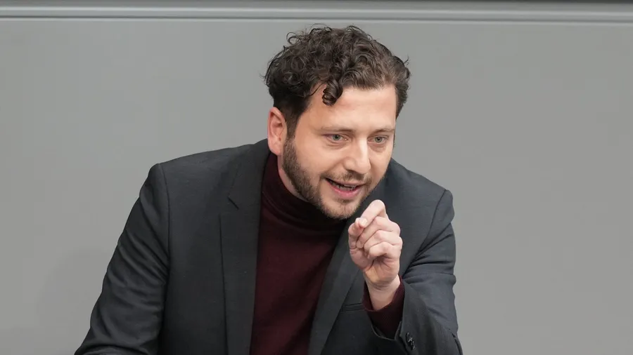 Felix Banaszak, Bundesvorsitzender der Grünen, spricht im Bundestag.