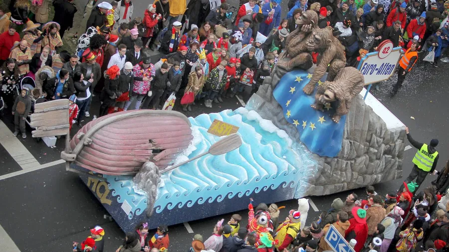 Hohn, Spott und Ablehnung für die EU, nicht nur, aber vor allem gegen deren Einwanderungspolitik: Motivwagen „Euro Affen“ am Rosenmontag in Mainz
