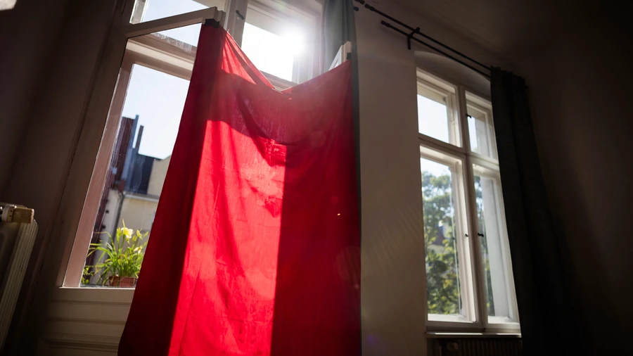 Abgedeckt: Vor dem Fenster hängt ein nasses Tuch, um die Raumtemperatur zu senken.