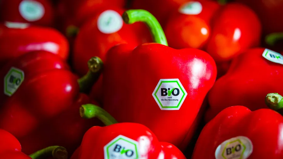 Rote Paprika mit EU-Bio-Sigel