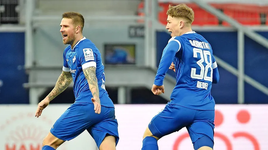 Auf Aufstiegskurs: Tobias Kempe (links) erzielt in Regensburg beim 2:0 sein drittes Saisontor.