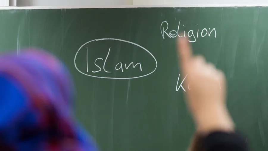Eine Schülerin mit Kopftuch meldet sich an einer Schule in Frankfurt.