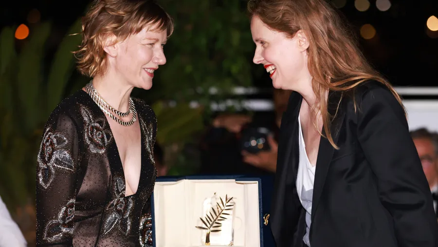 Die deutsche Schauspielerin Sandra Hüller (links) und die französische Regisseurin Justine Triet mit der Goldenen Palme in Cannes