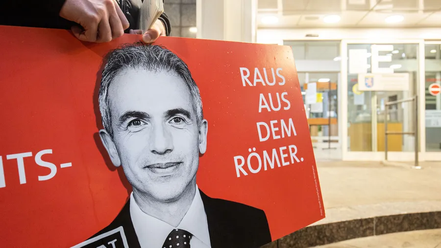 Protest gegen Peter Feldmann vor dem Prozessauftakt am Dienstag.