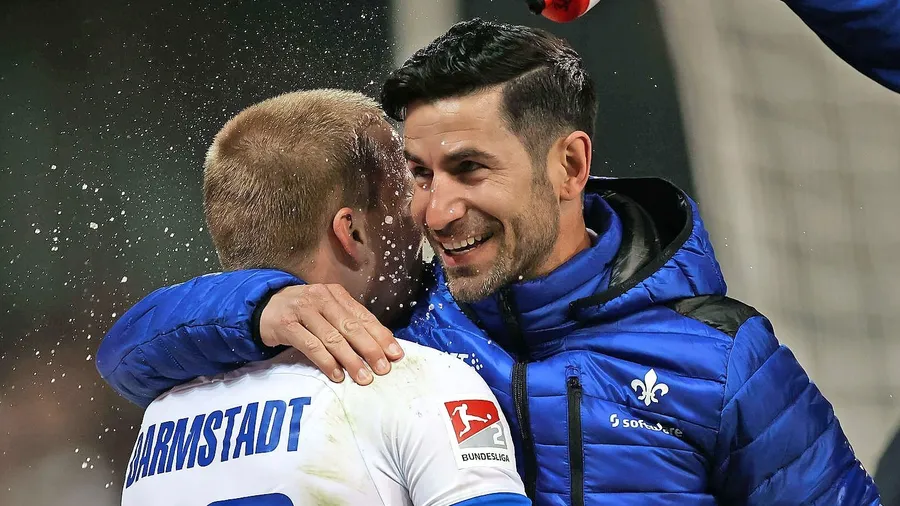 Aushilfstrainer Ovid Hajou mit Kapitän Fabian Holland (links).