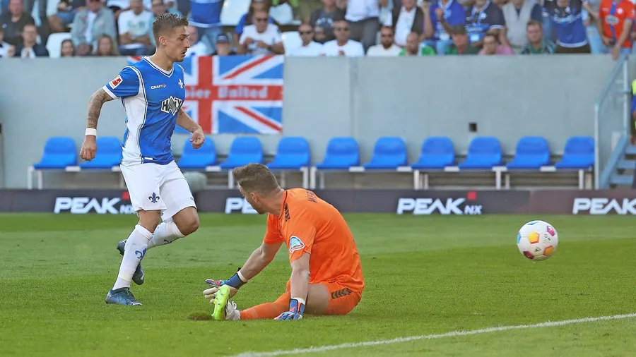 Eiskalt: Marvin Mehlem lässt dem Bremer Torwart Jiri Pavlenka beim 3:0 keine Chance.
