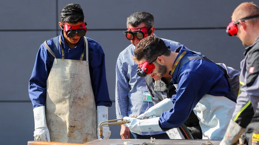 Flüchtlinge lernen die Arbeit mit dem Schweißbrenner: Ihre Aussichten auf dem Arbeitsmarkt sind nicht schlecht.