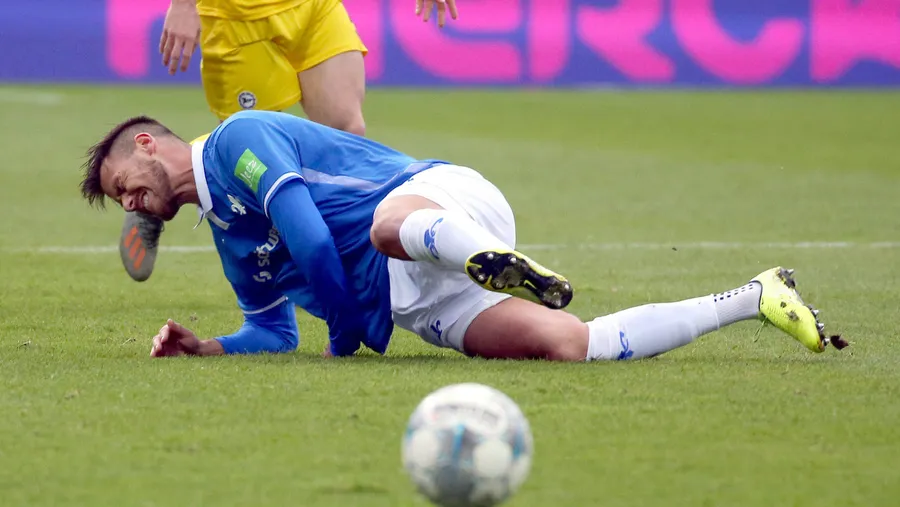 Schmerzhafte Momente für Darmstadt 98: Yannick Stark geht zu Boden