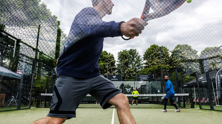 Padelspiel auf einem Platz im Sportpark Frankfurt