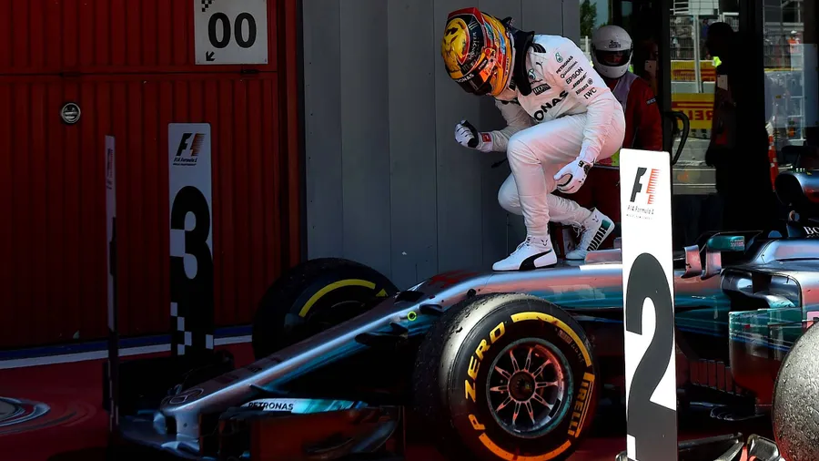 Der Sieger Lewis Hamilton: „So muss dieser Sport sein, hart, umkämpft – genau deshalb habe ich einmal mit dem Racing begonnen.“