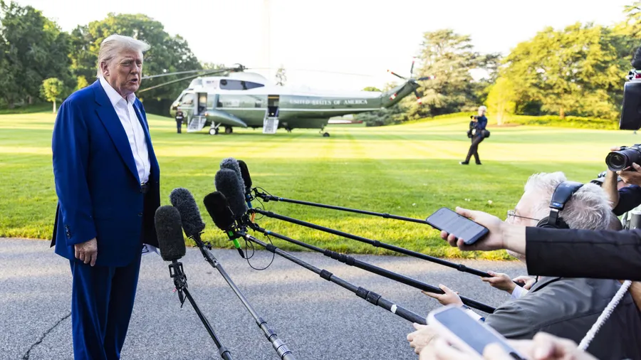 Erst Angriff, dann Waffenruhe: Journalisten befragen US-Präsident Donald Trump vor dem Weißen Haus in Washington, im Hintergrund der Präsidentenhubschrauber „Marine One“.