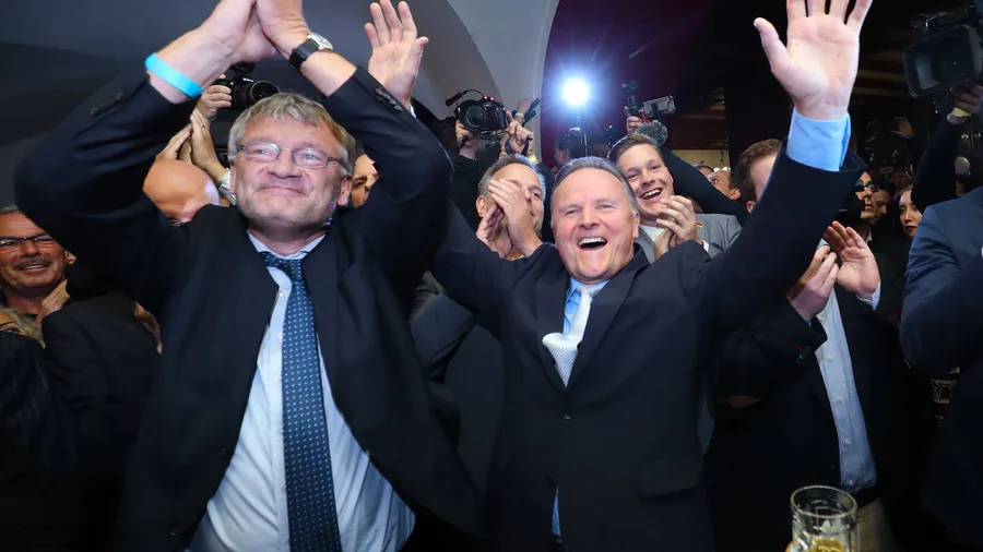 Der AfD-Vorsitzende Meuthen und der Berliner Spitzenkandidat Pazderski jubeln über das Ergebnis ihrer Partei in der Landtagswahl in Berlin.