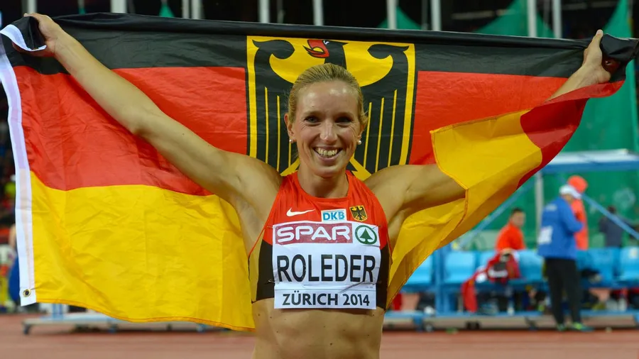 Die Leipzigerin Cindy Roleder (Foto) hat bei der&nbsp; Leichtathletik-EM in Zürich überraschend Bronze über 100 Meter Hürden gewonnen. Gold ging die WM-Dritte Tiffany Porter aus Großbritannien in 12,76 Sekunden, Silber an die Französin Cindy Billaud in 12,79. Roleder kam nach 12,82 Sekunden ins Ziel. Die deutsche Meisterin Nadine Hildebrand aus Sindelfingen wurde in 13,01 Sekunden nur Sechste. Carolin Nytra hatte 2010 in Barcelona als Dritte letztmals eine Medaille für die deutschen Hürdensprinterinnen geholt.