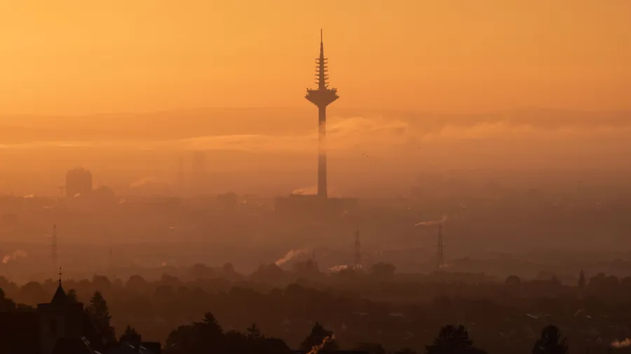 Nah und doch so fern: der Frankfurter Europaturm, den der Volksmund Ginnheimer Spargel nennt