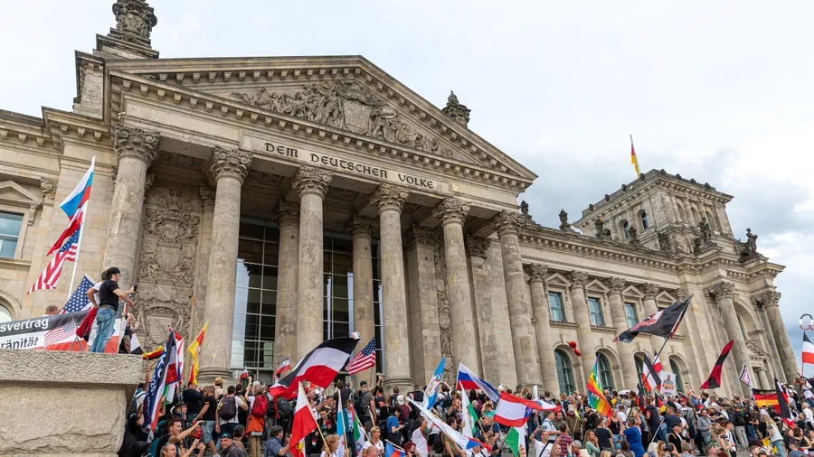 Am 29.08.2020 stehen Teilnehmer einer Kundgebung gegen die Corona-Maßnahmen auf den Stufen zum Reichstagsgebäude.
