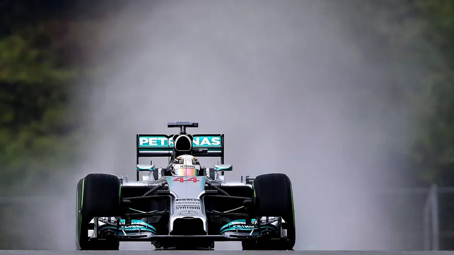 Der schnellste Mann auf nasser Strecke: Mercedes-Pilot Lewis Hamilton startet von der Pole Position