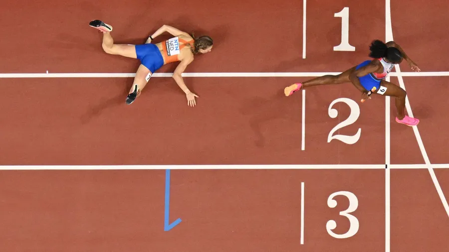 Kurz vor dem Ziel kommt Femke Bol zu Fall, Alexis Holmes zieht vorbei.