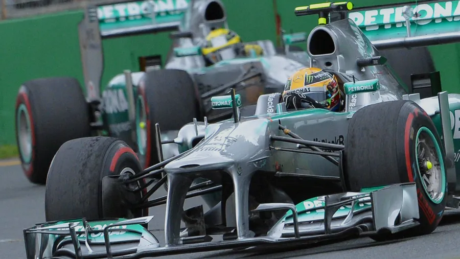 Bleiben vorerst in der zweiten Reihe: die Mercedes-Piloten Hamilton (rechts) und Rosberg
