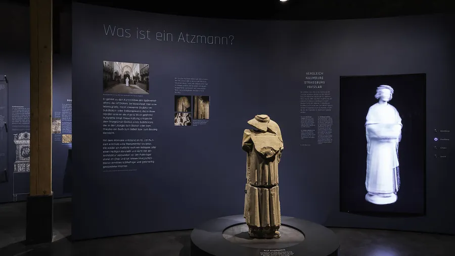 Mehr als nur kopflosen Statuen: Blick in die Ausstellung mit dem zentralen Exponat der "Atzmann"