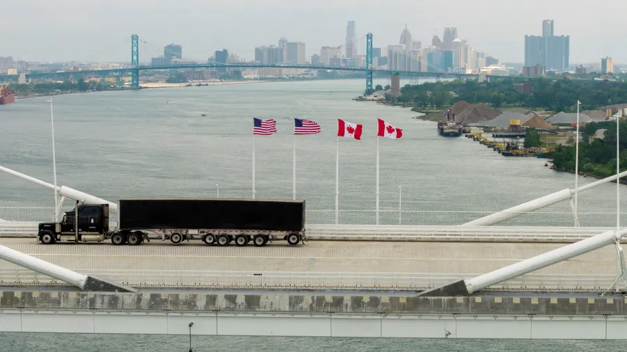 Schwer belastet: Über die Brücke zwischen Windsor (Ontario) and Detroit (Michigan) tauschen Amerikaner und Kanadier viele Waren aus.