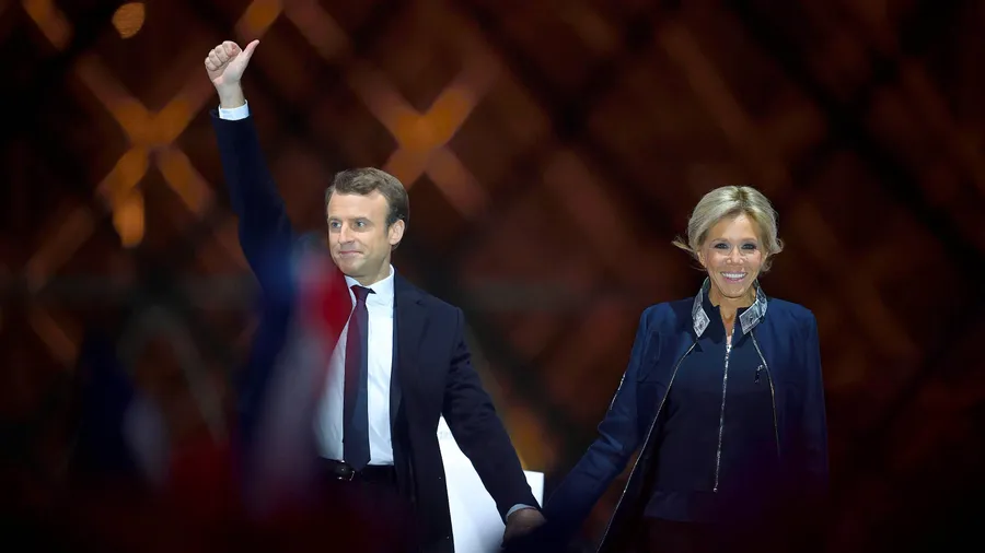 Emmanuel Macron mit seiner Frau Brigitte Trogneux nach dem Wahlsieg