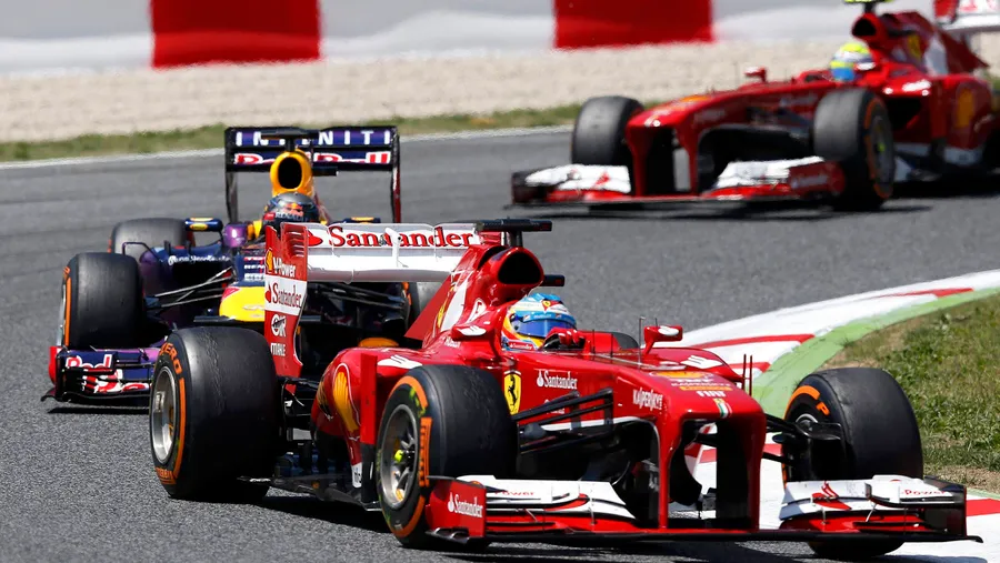Angriff ist die beste Verteidigung: Fernando Alonso (vorne) gewinnt, Sebastian Vettel fährt hinterher und wird Vierter