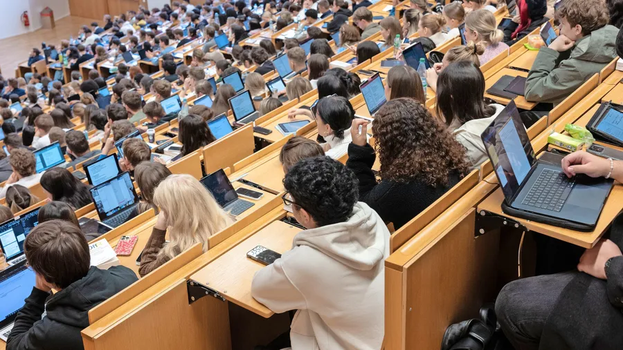 Voller Saal: Studenten in einer Juravorlesung der Goethe-Uni.