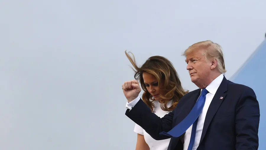 Gewohnte Pose: Präsident Donald Trump tritt an der Seite seiner Frau Melania aus der Air Force One in West Palm Beach.