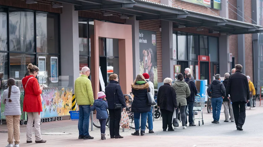In Hannover dürfen Kunden einen Drogeriemarkt erst nach Aufforderung betreten.