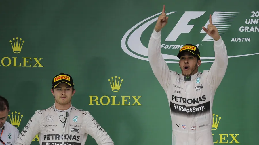 Sieger und Besiegter: Während Hamilton jubelt, schaut Rosberg bedröppelt