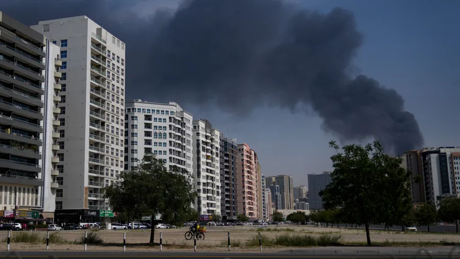 Eine schwarze Rauchwolke am 1. März in Dubai in den Vereinigten Arabischen Emiraten