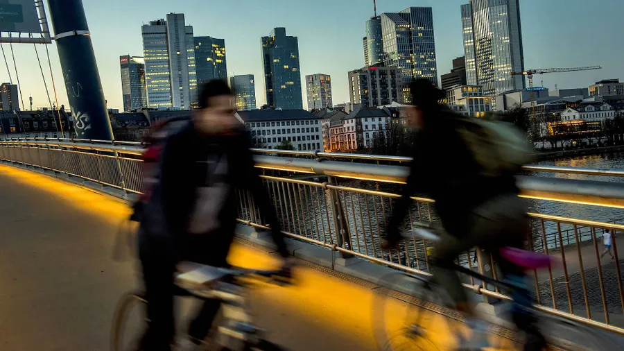 Heute schon an Morgen denken: Junge Menschen, die sich aktuell mit dem Thema Altersvorsorge beschäftigen, müssen sich vor intransparenten Klauseln in Acht nehmen.