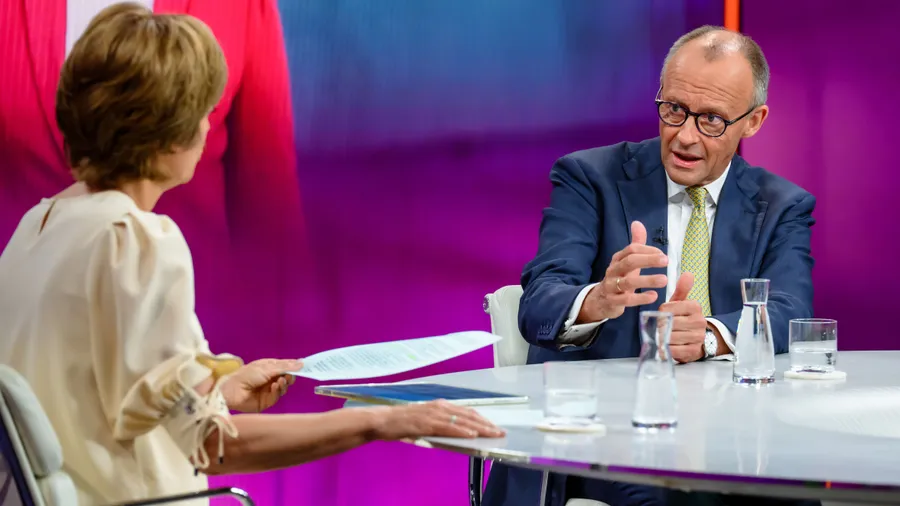 Schon farblich sind sie Antagonisten: Merz bei Illner