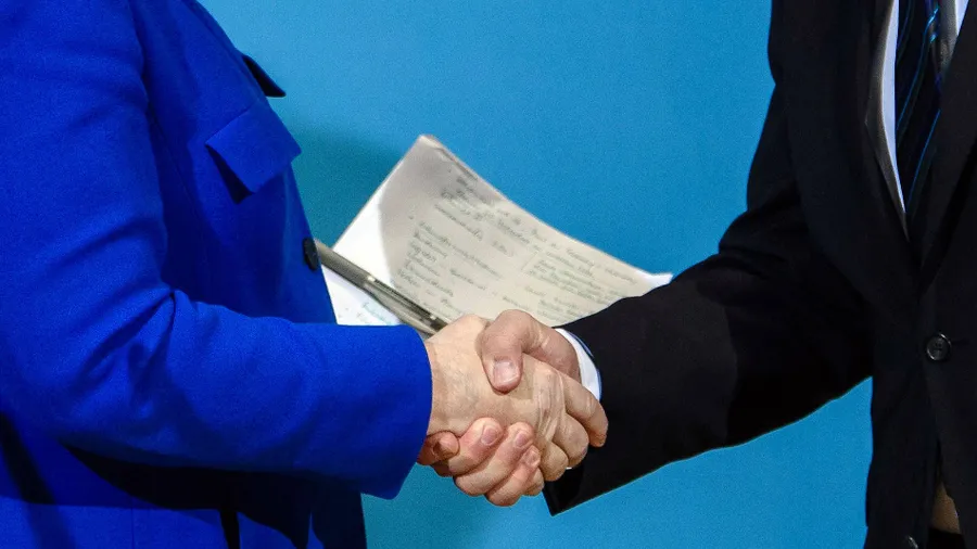 Handschlag auf die Zusammenarbeit: Angela Merkel und Martin Schulz am Freitag in Berlin