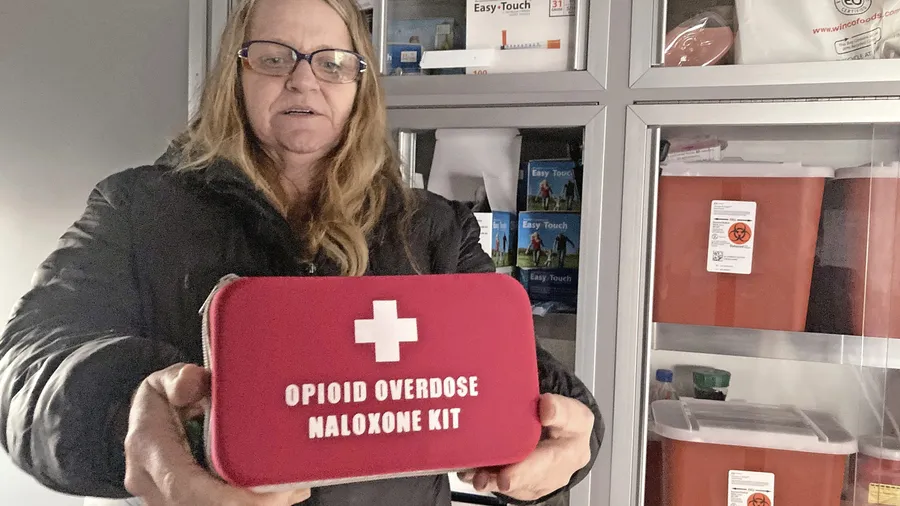 Symbol der Krise: Notfallkoffer für Menschen, die nach übermäßigem Opioid-Konsum allenfalls mit einem Naloxon-Nasenspray zurück ins leben finden.