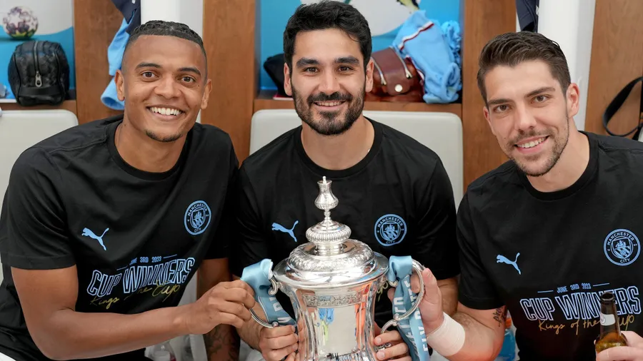 Pokalsieger: Stefan Ortega (rechts), Ilkay Gündogan (Mitte) und Manuel Akanji präsentieren den FA Cup.