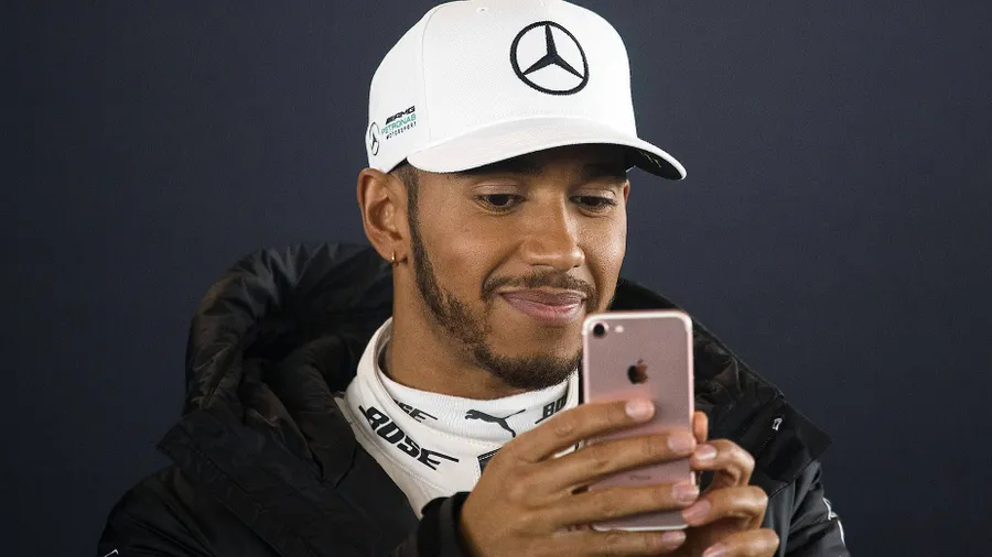 Lewis Hamilton darf die Sozialen Netzwerke nun auch im Fahrerlager bedienen.