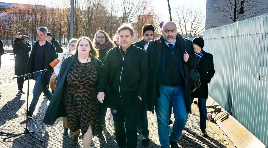 Wirtschaftsminister Habeck zusammen mit den Parteivorsitzenden Lang und Nouripour (Aufnahme vom Februar 2023)
