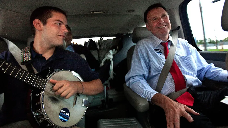 Glücklichere Tage: Creigh Deeds (rechts) mit seinem Sohn Gus im Jahr 2009 auf dem Weg zu einer Wahlkampfveranstaltung.