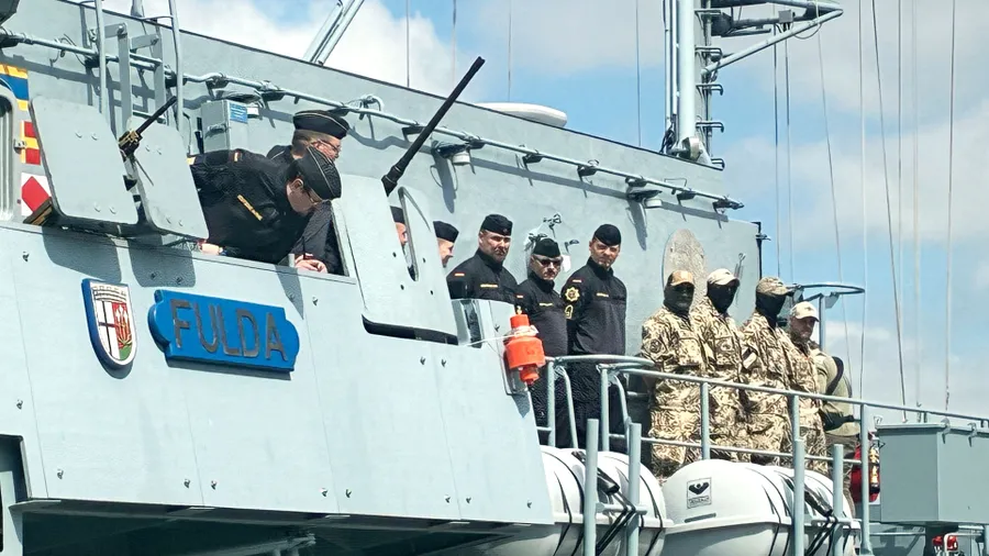 Das deutsche Minenjagdboot Fulda verlässt den Kieler Hafen.