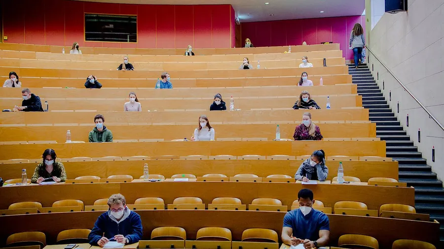 Derzeit eine Angelegenheit mit viel Abstand: Studierende bei einer Klausur in Frankfurt