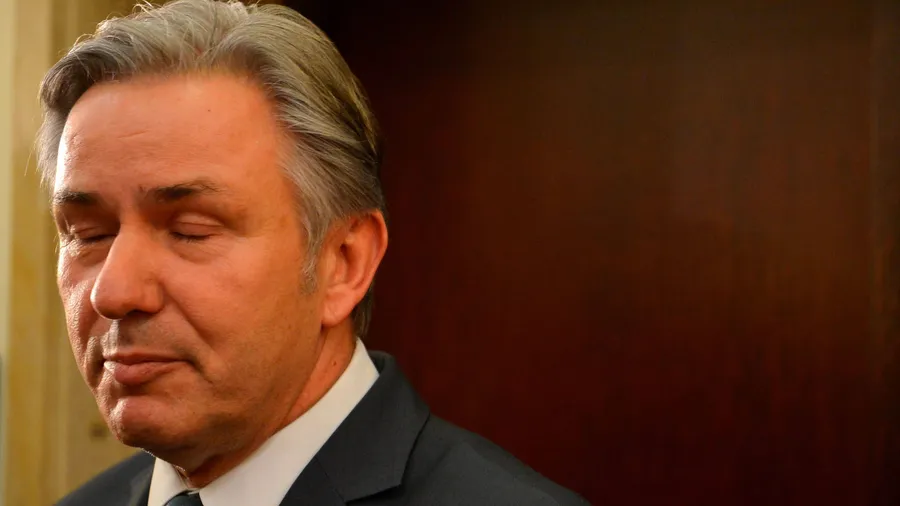 Wowereit gibt seinen Rücktritt vom Aufsichtsratsvorsitz der Flughafen Berlin Brandenburg GmbH bekannt.