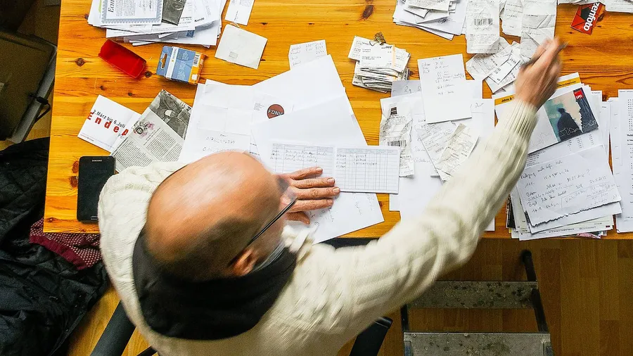 Ein Freiberufler arbeitet an seiner Steuererklärung.