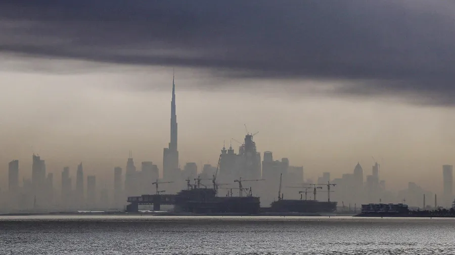 Am Himmel lässt sich der Krieg nicht verbergen: Nach einem iranischen Angriff am 13. März steigt in Dubai Rauch auf.