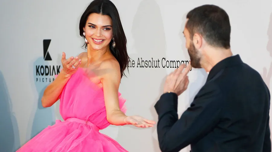 Kollektionseinblick: Kendall Jenner und Giambattista Valli in Südfrankreich