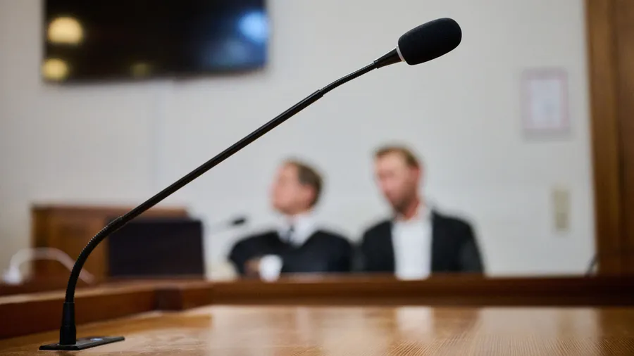 Im Landgericht Oldenburg: Der Angeklagte Christian B. (rechts) sitzt neben seinem Anwalt Friedrich Fülscher vor Prozessbeginn im Gerichtssaal.