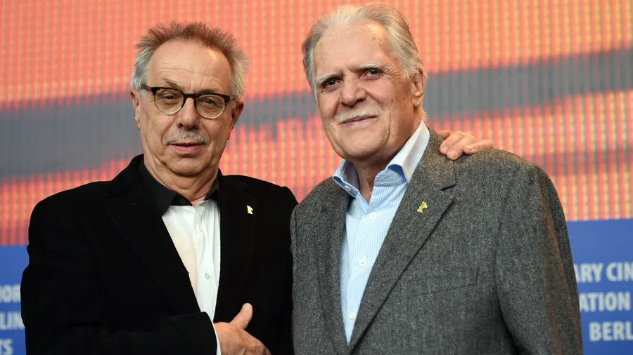 Goldener Ehrenbär für außergewöhnliches Schaffen: Kameramann Michael Ballhaus (rechts) mit Berlinale-Direktor Dieter Kosslick