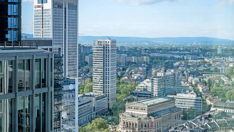 Arbeiten mit Ausblick: Der Opernturm (links mit dem Mieter UBS) zieht Interessenten an.